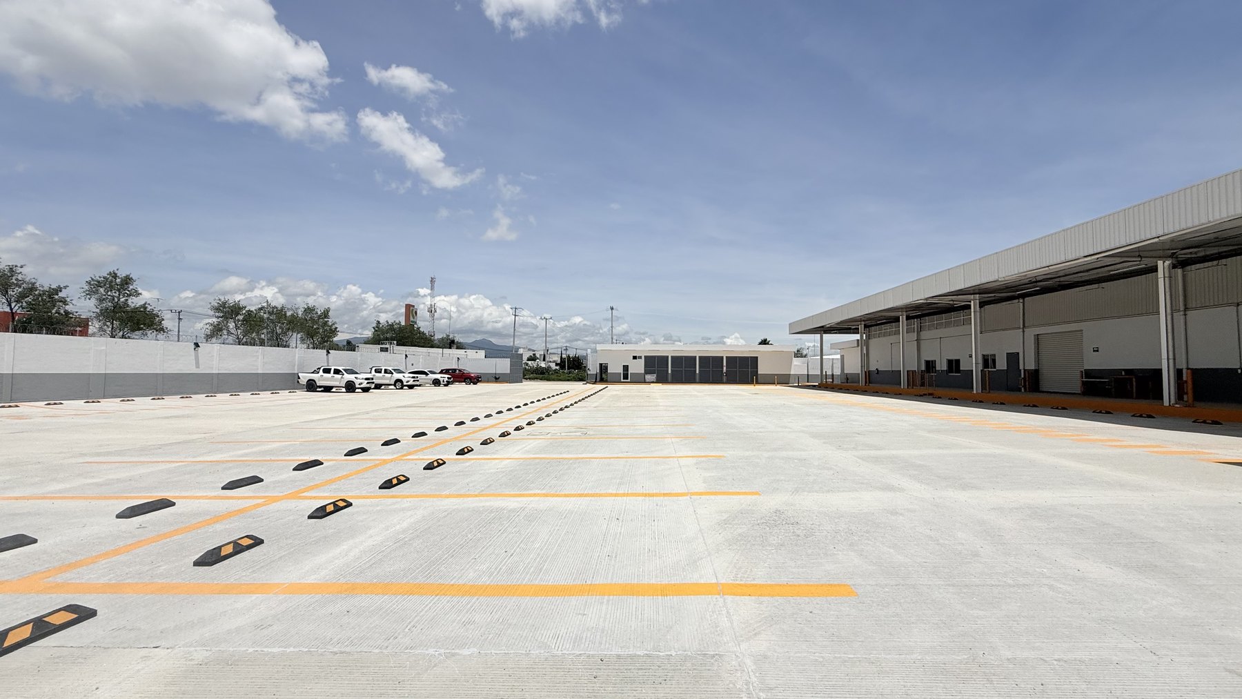 Patio con señalización del CEDIS de Tulancingo